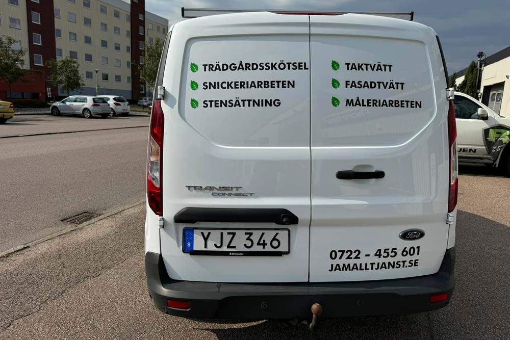 JA-Ms bil med deras tjänster printade
