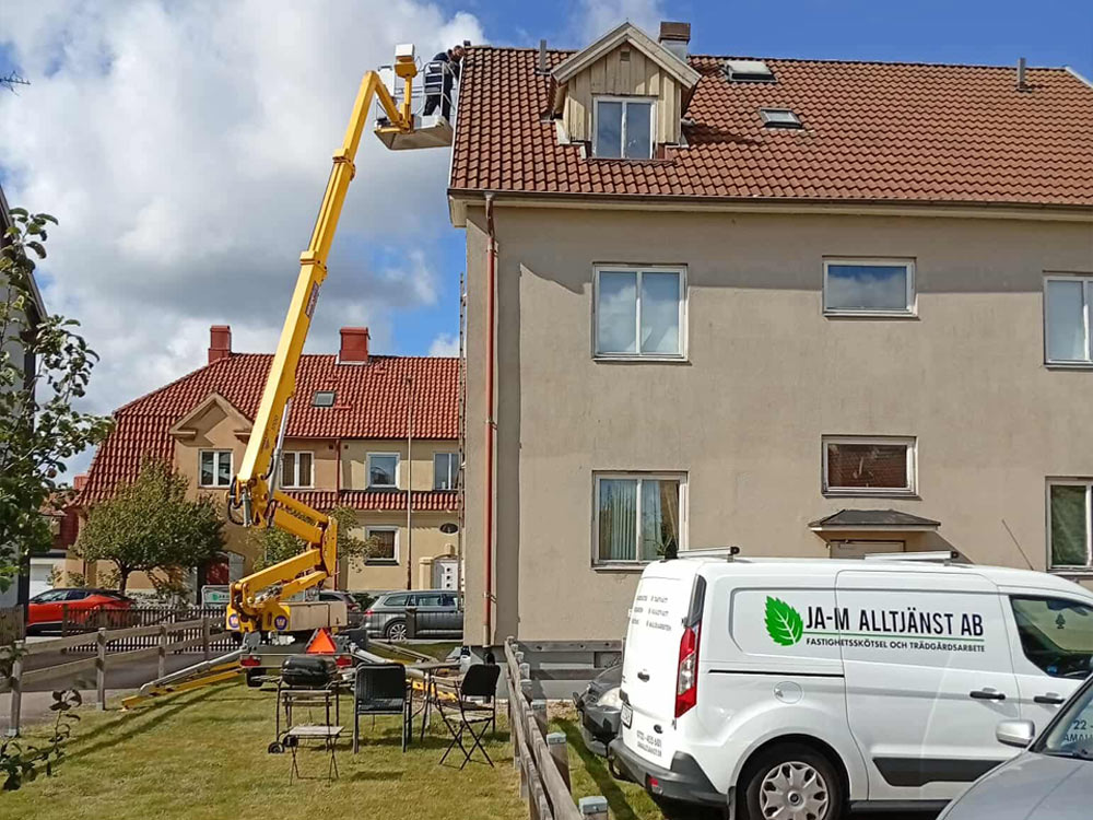 Personal utför fasadtvätt på en villa