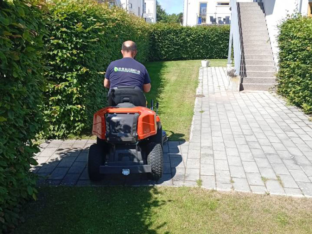 En person kör en åkgräsklippare