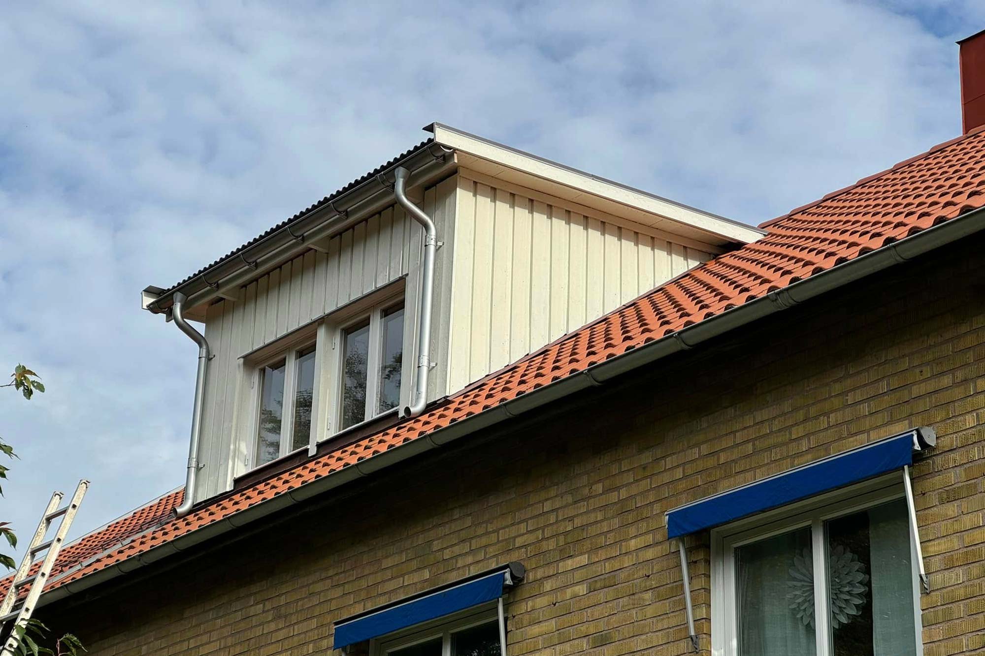 Del av fasad som nyligen målats