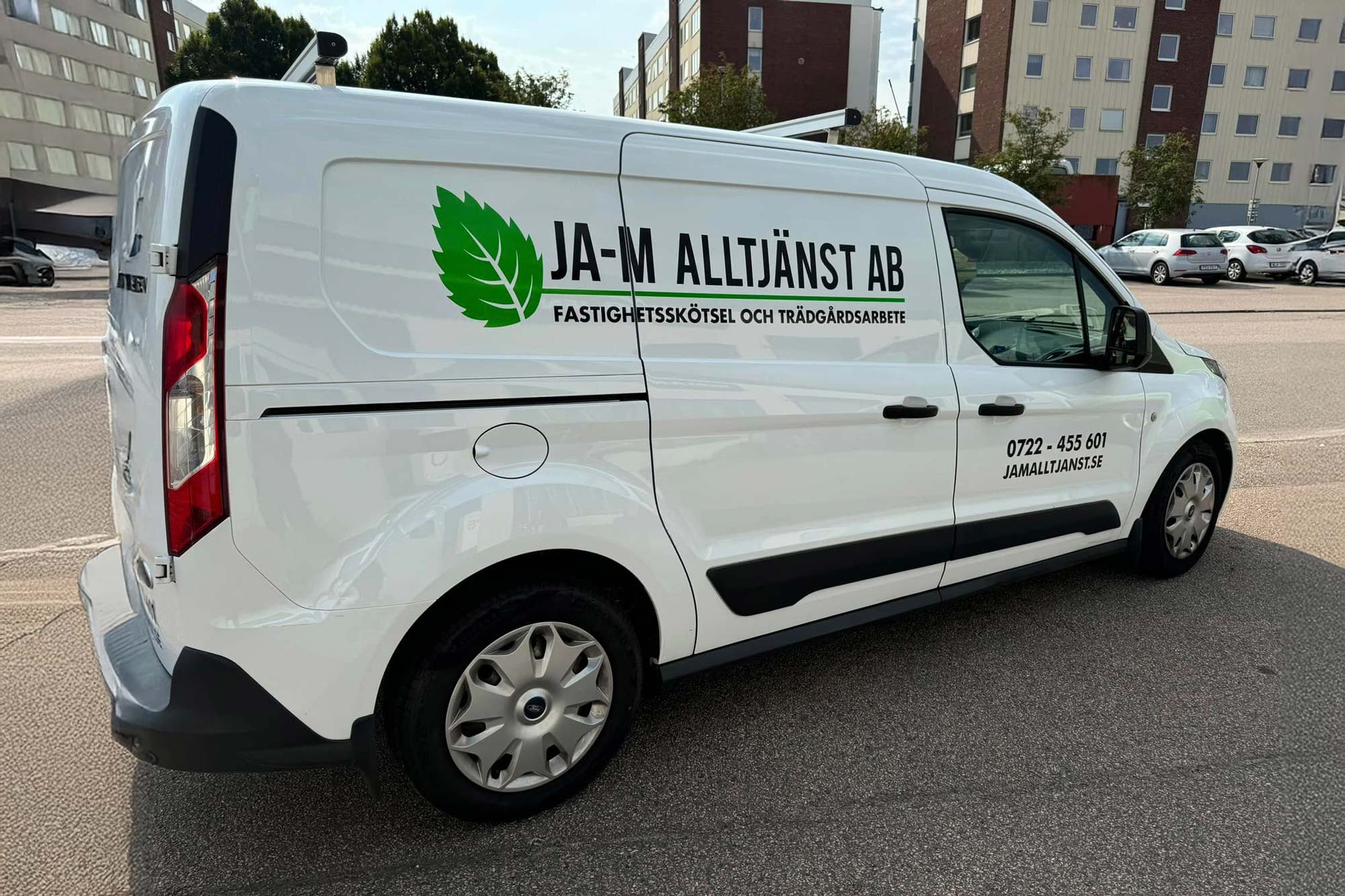 JA-Ms bil med logga och kontaktuppgifter