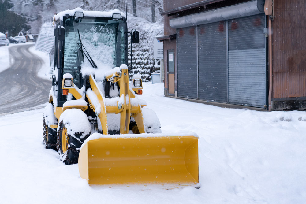 En traktor skottar snö