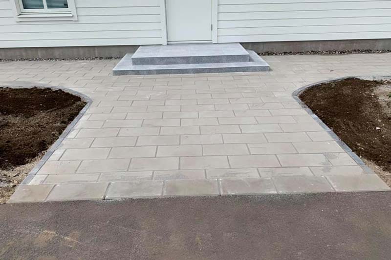 Ingång till hus där sten lagts